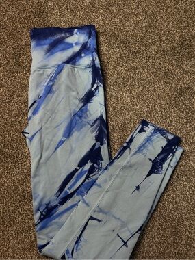 PINK Victoria's Secret Light and Dark Blue Tie-Dye Leggings